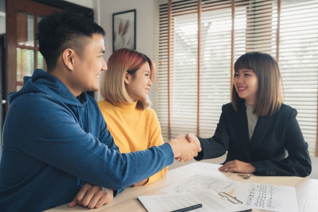 What Does an Insurance Broker Do and How Can They Help You?